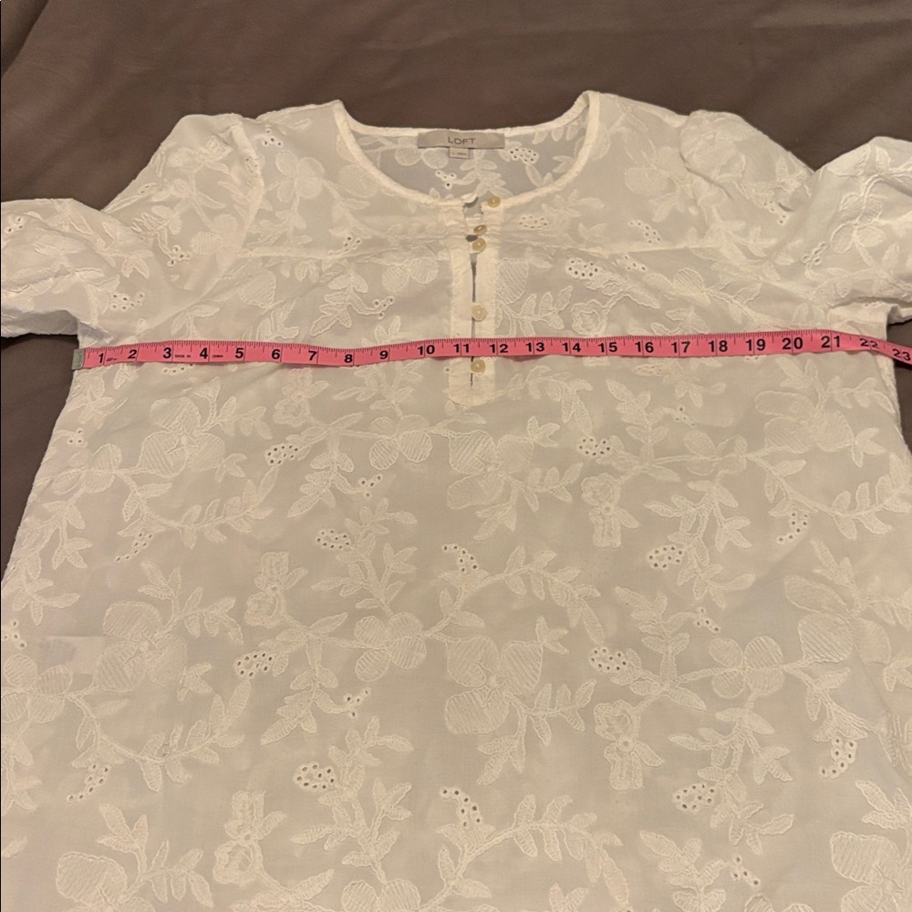 5/$25!! NWOT LOFT white Floral embroidered top - Picture 2 of 8